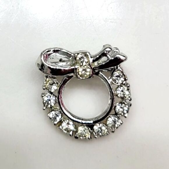 Christmas Wreath Brooch Pin Clear Rhinestones Bow Ribbon Silver Tone Holiday - Picture 3 of 11